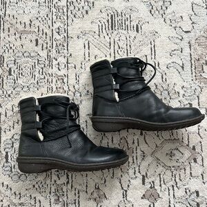 UGG Caspia Black Leather Shearling Lined Boots w Laces Size 9